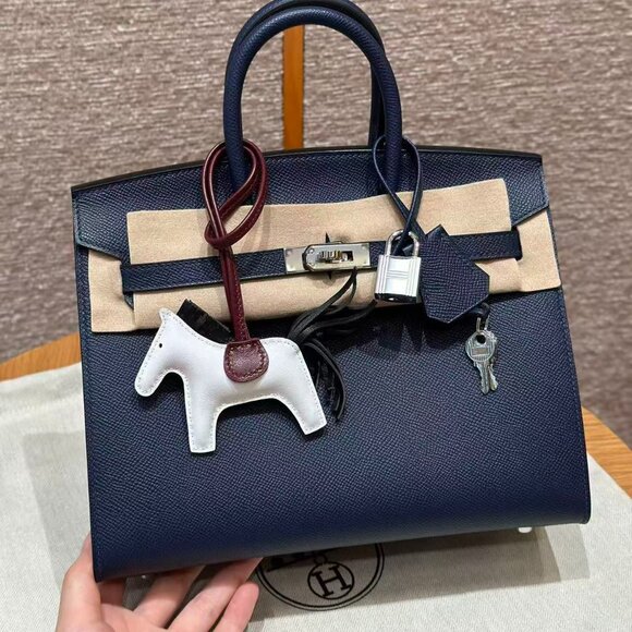 Classic Hermes Bag: A Stylish and Versatile Choice for Elegance - Picture 1 of 6